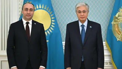 Мемлекет басшысы Грузияның Ішкі істер министрі Гела Геладзені қабылдады  Әңгімелесу барысында құқықтық тәртіпті қамтамасыз ету және қылмысқа қарсы күрес бағыттарындағы екіжақты ынтымақтастықтың өзекті мәселелері талқыланды.  Президент Грузия еліміздің Оңтүстік Кавказдағы маңызды әрі сенімді серіктесі саналатынын атап өтті. Сондай-ақ екі мемлекет арасындағы қарым-қатынастың уақыт тезінен өткен тарихи тамырластыққа құрылғанына тоқталды.  Гела Геладзе Қасым-Жомарт Тоқаевқа шетелдік туристердің, соның ішінде Қазақстан азаматтарының қауіпсіздігін сақтау бойынша грузиялық құқық қорғау органдарының атқарып жатқан жұмысы жөнінде мәлімет берді.  Қазақстан мен Грузия ішкі істер министрліктері ұйымдасқан қылмысқа, есірткі тасымалдауға, киберқылмысқа және экстремизмге қарсы күрес, сондай-ақ озық тәжірибелер алмасу, маман даярлау бағыттарында өзара ықпалдастықты нығайтуға ниетті.  Кездесуде Мемлекет басшысы Грузия Президенті Михаил Кавелашвили мен Премьер-министр Ираклий Кобахидзеге сәлемін жолдады., сурет - Zakon.kz жаңалық 23.02.2026 12:50