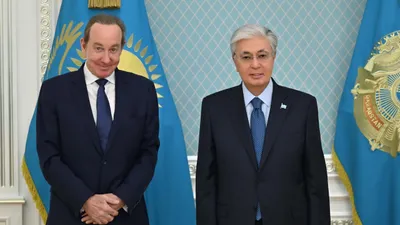 Мемлекет басшысы Air Astana компаниясының бас атқарушы директоры Питер Фостерді қабылдады  Кездесуде авиация саласын дамыту мәселелері талқыланды.   Қасым-Жомарт Тоқаев Air Astana компаниясының Еуразиядағы жетекші авиатасымалдаушылардың біріне айналуға Питер Фостердің елеулі үлес қосқанын атап өтті.   Әңгімелесу барысында Қазақстан мен АҚШ арасында тікелей әуе қатынасын ашу, сондай-ақ аталған рейстерді орындау үшін алыс қашықтыққа ұшатын әуе кемелерін сатып алу мәселелеріне ден қойылды.  Президент отандық авиацияның бәсекеге қабілеттілігін одан ары арттыру қажет екенін айтты., сурет - Zakon.kz жаңалық 23.02.2026 15:00