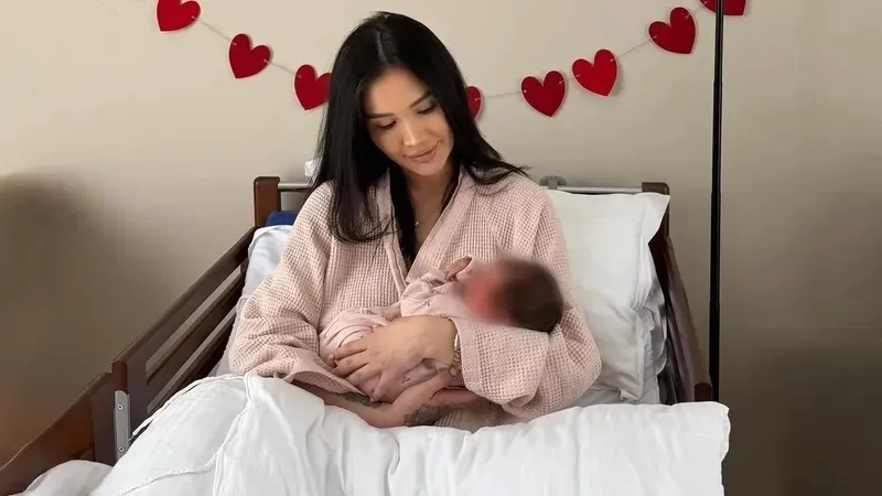 Айжан Байзақова ұлдарының жаңа туған қарындастарын қалай қарсы алғанын көрсетті