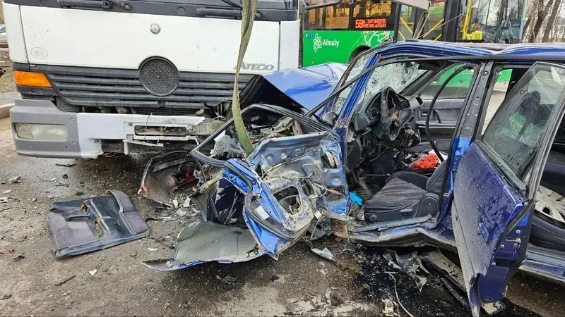 Алматыда жеңіл көлікті тізгіндеген бозбала жүк көлігімен соқтығысып қаза тапты
