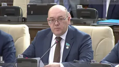 Депутат Рахымжановтың айтуынша, жарияланған құжаттардан Эпштейннің Қазақстанға бірнеше рет барғаны көрінеді. Сонымен қатар, файлдарда оның елдегі барлық байланыстары толық көрсетілмеген болуы мүмкін.  «Бұл жерде қарапайым жеке тұлға емес, халықаралық деңгейде жасөспірімдерді жыныстық эксплуатациялау желісін ұйымдастырған, саяси, қаржы және барлау саласында тұрақты байланыстары бар адам туралы сөз болып отыр. Халықаралық басылымдарда осы тергеу контексінде қазақстандық модель Руслана Коршунова да аталады, ол АҚШ-та белгісіз жағдайда қаза тапқан», – деп жалғастырды депутат.  Рахымжанов «Эпштейн файлдарында» аталған қазақстандық шенеуніктер мен оларға байланысты адамдар, олардың кездесулері мен мақсаттарын тексеруді талап етті. Сонымен қатар, депутат төмендегідей мәліметтерді сұрайды:  Қазақстандық басқа саясаткерлер, кәсіпкерлер және шоу-бизнес өкілдерінің Эпштейнмен ел ішінде немесе шетелде қандай да бір байланыстары болды ма (бейресми кездесулер, жабық келіссөздер, ақпарат алмасу немесе кез келген өзге әрекеттер).  Ұлттық қауіпсіздікке мүмкін болатын қауіптердің құқықтық бағасын беру, соның ішінде шенеуніктердің компрометациялану қаупі және мемлекеттік құпиялардың таралуы.  Тексеру нәтижесі және болашақта осындай жағдайларды болдырмау үшін қабылданған шаралар туралы Парламент пен қоғамға хабарлау.  Қай қазақстандықтар «Эпштейн файлдарында» аты аталғаны туралы толық ақпарат материалда берілген., сурет - Zakon.kz жаңалық 25.02.2026 12:48