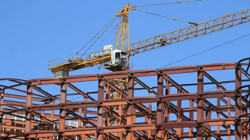 Астанада құрылыс салушылардың ұзақ жылдар бойы заңды белден басып келгені анықталды