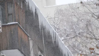 Алматыда көппәтерлі тұрғын үйлердің шатырын қар мен мұздан уақытылы тазалау бойынша бақылау күшейтілді. , сурет - Zakon.kz жаңалық 26.02.2026 15:43