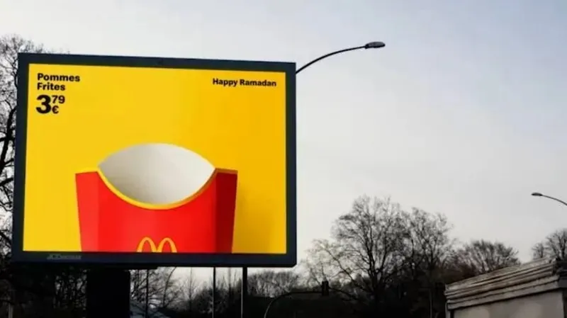 McDonald's Рамазан айында Германиядағы билбордтардан тағам бейнесін уақытша алып тастады
