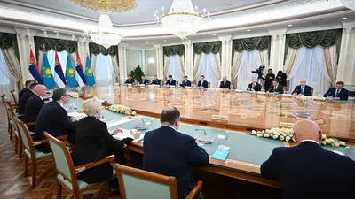 Қасым-Жомарт Тоқаев пен Александр Вучич екі елдің ресми делегацияларының қатысуымен кеңейтілген құрамда келіссөз өткізді., сурет - Zakon.kz жаңалық 27.02.2026 14:08