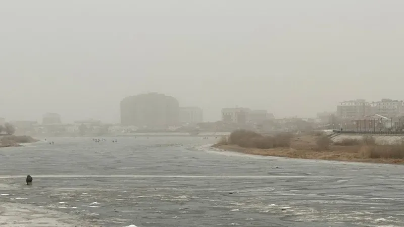 Экологтар дабыл қақты: Каспий теңізі түбінен көтерілген шаң Атырауға қарай соғуда