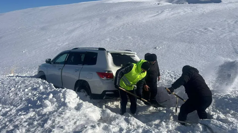 ШҚО-да жол талғамайтын көліктің өзі қарға батып, жолда қалған