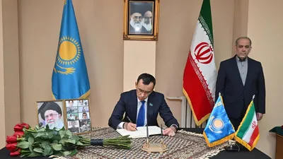 Сенат Төрағасы Иран Елшілігінде көңіл айту кітабына жазба қалдырды, сурет - Zakon.kz жаңалық 05.03.2026 16:34