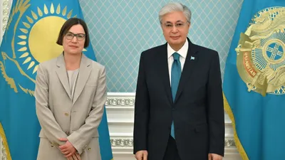 Кездесу барысында Президент Қасым-Жомарт Тоқаев бейтарап мандат негізінде әрекет ететін Халықаралық Қызыл крест комитетінің бірегей сипатына тоқталып, гуманитарлық көмекті саясиландыруға болмайтынын атап өтті.  – Халықаралық Қызыл крест комитеті дүние жүзіндегі гуманитарлық ынтымақтастық жүйесінде аса маңызды рөл атқарады. Халықаралық құқық нормаларын нығайтуға қосқан үлесіңізді жоғары бағалаймыз. Сіз басқаратын Ұйым мен басқа да халықаралық беделді құрылымдар баршаға ортақ адамзат құндылықтарын насихаттауға елеулі үлес қосып келеді. Әсіресе, бұл іс адамдар көмекке мұқтаж аймақтарда өте маңызды, – деді Президент.   Қазақстан Халықаралық гуманитарлық құқыққа саяси бейілділікті күшейту жөніндегі жаһандық бастама көтерген алты мемлекеттің бірі саналады.   Бұл ретте соғыс кезіндегі адамгершілік тақырыбы бойынша жыл соңына қарай Иорданияда өтетін жоғары деңгейдегі Конференцияға дайындық мәселелері пысықталды.   Мирьяна Сполярич Халықаралық Қызыл крест комитетінің қызметіне қолдау көрсеткені үшін Қазақстан тарапына ризашылығын білдірді. Оның айтуынша, тоқсаныншы жылдардан бері еліміз бен Ұйым арасында қалыптасқан сындарлы диалог дәйекті түрде дамып келеді.   – Мемлекеттердің қолдауы өте маңызды. Сіз мұны орынды атап өттіңіз. Женева конвенциясына барша ел қатысады. Алайда бұл құжаттың ықпалы аталған нормаларды мемлекеттердің қаншалықты қорғап, қолдауға әзірлігіне байланысты, – деді ХҚКК басшысы.   Қасым-Жомарт Тоқаев пен Мирьяна Сполярич халықаралық және гуманитарлық күн тәртібіндегі өзекті мәселелерді талқылап, Қазақстан мен Ұйым арасындағы серіктестікті одан әрі нығайтуға мүдделі екендерін растады., сурет - Zakon.kz жаңалық 06.03.2026 14:00