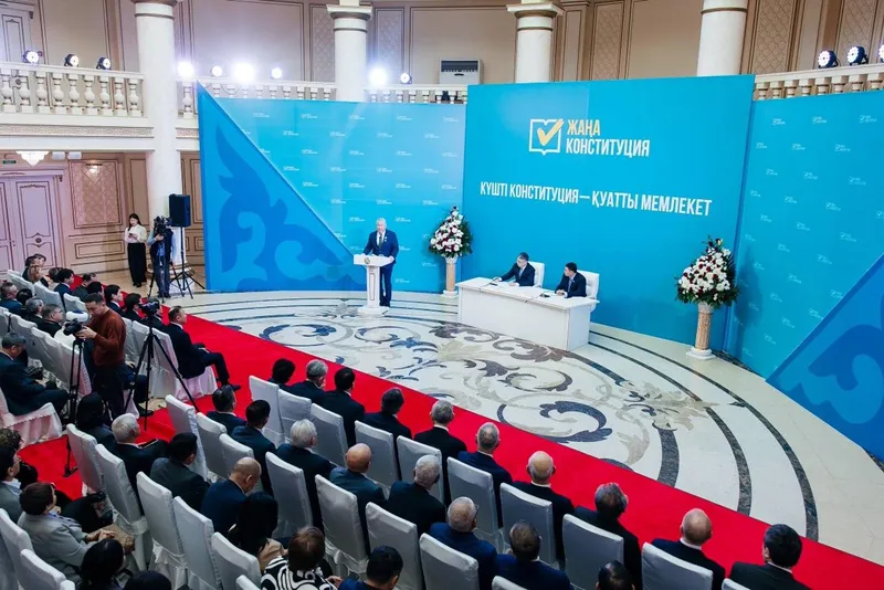 "Күшті Конституция - күшті мемлекет": Атырау облысының әкімі аймақ жұртшылығымен кездесті