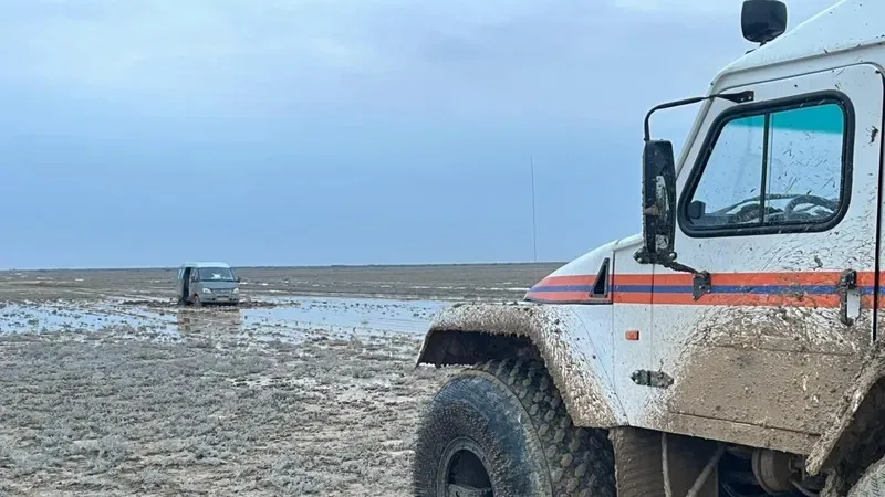 Балшыққа батқан көлік: құтқарушылар далада қалған адамдарды екі тәуліктен кейін тапты