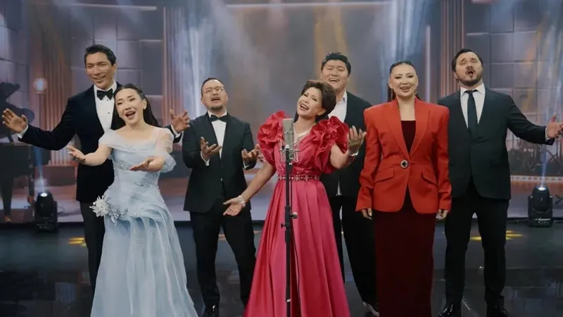 Жаңа Конституцияны қолдау: танымал өнер жұлдыздары "Халықтың Ата Заңы" әнін орындады