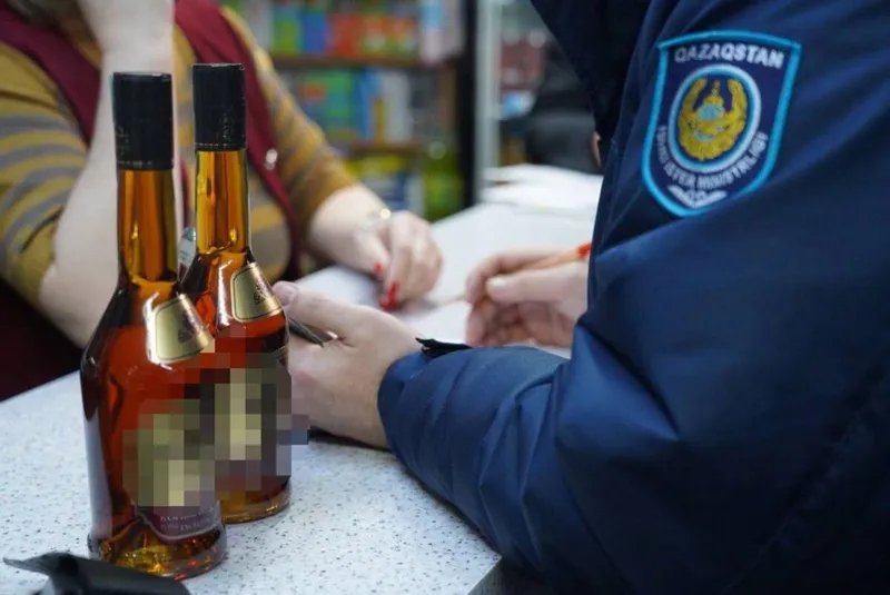 Алматыда полицейлер бір тоннадан астам алкоголь өнімін тәркіледі