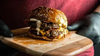 Қазақстан Республикасының Еңбек және халықты әлеуметтік қорғау министрлігі Алматыда қызметкерге қатысты жанжалдан кейін тағайындалған Burger King-ке жүргізілген тексерістің қорытындысын жариялады, деп хабарлайды Zakon.kz., сурет - Zakon.kz жаңалық 11.03.2026 09:56