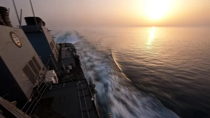 Иран Ормуз бұғазына миналар орната бастады