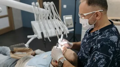 Таратылған ақпаратқа сәйкес, жоспарлы және шұғыл жағдайларда тіс көмегін 18 жасқа дейінгі балалар мен жүкті әйелдер ала алады.  Сонымен қатар, шұғыл жағдайда тіс көмегі келесі категорияларға көрсетіледі:, сурет - Zakon.kz жаңалық 12.03.2026 11:11