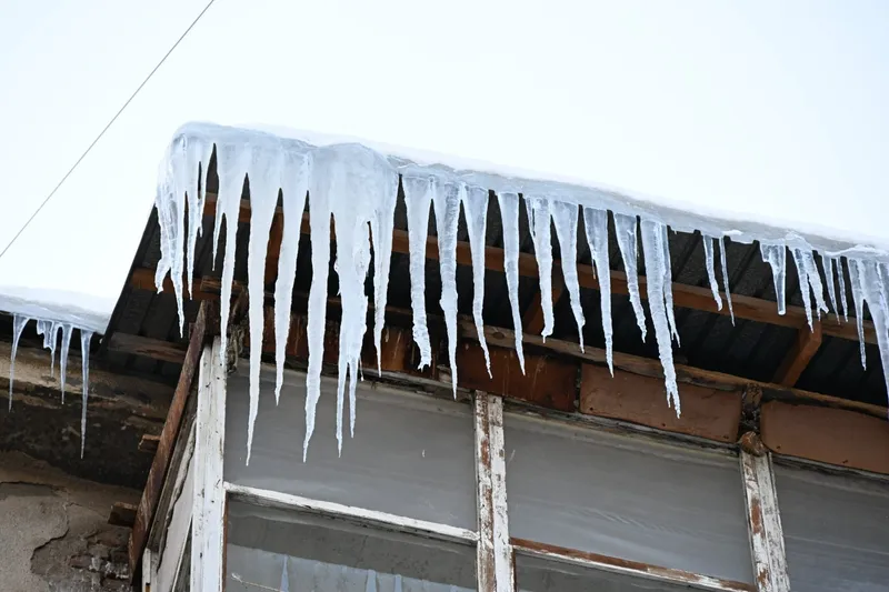 Алматыда тұрғын үйлердің шатырын қардан тазалау жұмыстарына бақылау күшейтілді