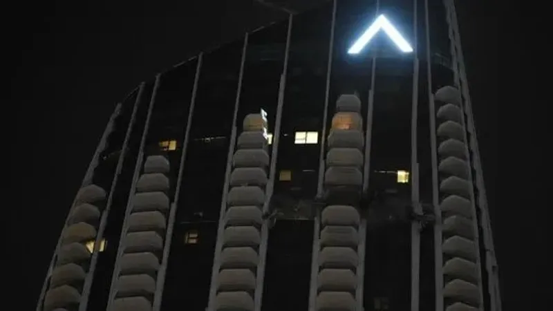 Дубайда зәулім ғимараттардың біріне дрон құлады