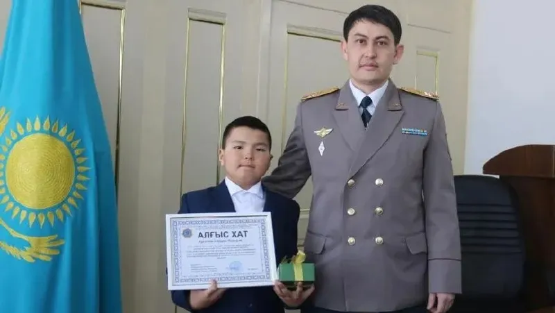 БҚО-да тоғыз жастағы бала өртеніп жатқан үйден бауырларын құтқарып қалды