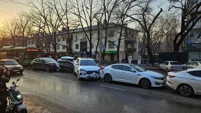 Алматыда қоғамдық көліктің қатысуымен жаппай жол апаты болды: бір адам зардап шекті, сурет - Zakon.kz жаңалық 13.03.2026 17:19