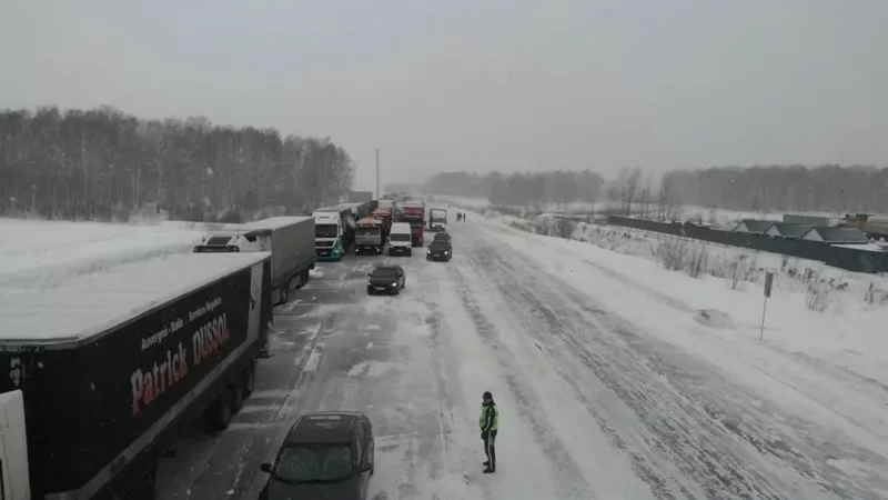 СҚО-да боран кезінде полицейлер 12 автоколоннаны сүйемелдеді