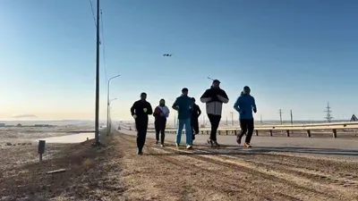 Ұлытау облысында марафоншылар Жезқазғаннан Сатпаевқа дейін жүгіріп, өз учаскелерінде дауыс берді, сурет - Zakon.kz жаңалық 15.03.2026 14:28