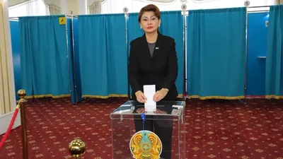 Дауыс беру #129 сайлау учаскесінде өтті, ол Ұлттық академиялық кітапхана ғимаратында орналасқан.  Бүгінгі оқиғаның маңыздылығын айтып, вице‑премьер жаңа Конституцияны қабылдау елдің одан әрі дамуы үшін маңызды кезең екенін атап өтті.  «Әрбір ұлт, әрбір ел өз дамуының жолын іздейді. Қазақстан да одан тыс қалған жоқ. Халықтық Конституцияны қабылдау әділ әрі прогрессивті Қазақстан құруға бағытталған. Қазақтандықтар дұрыс таңдау жасайды деп үміттенемін», – деді Аида Балаева., сурет - Zakon.kz жаңалық 15.03.2026 11:33