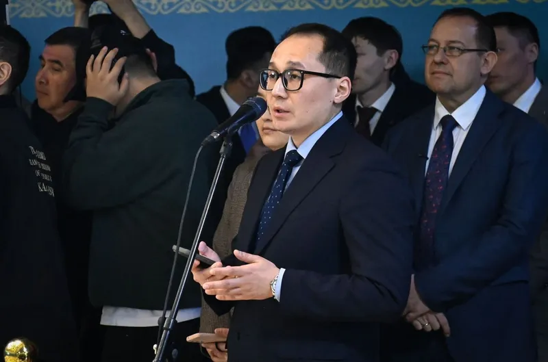 Тоқаев референдумда дауыс бергеннен кейін журналистерге арналған брифинг өткізді, сурет - Zakon.kz жаңалық 15.03.2026 13:01