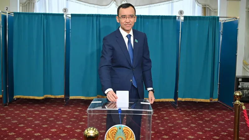 Мәулен Әшімбаев жаңа Конституцияны қабылдау бойынша референдумда дауыс берді