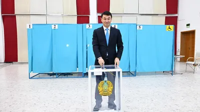 Алматы әкімі Дархан Сатыбалды жаңа Конституция жобасы бойынша өткізілген республикалық референдумда дауыс берді., сурет - Zakon.kz жаңалық 15.03.2026 11:26