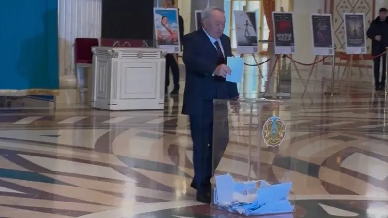 Нұрсұлтан Назарбаев жаңа Конституция жобасы бойынша референдумда дауыс берді