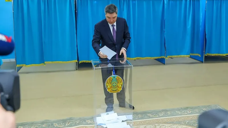 Олжас Бектенов Қазақстанның жаңа Конституциясын қабылдау бойынша референдумда дауыс берді