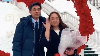 Астана тұрғыны референдум учаскесінде сүйіктісіне үйлену туралы ұсыныс жасады, сурет - Zakon.kz жаңалық 15.03.2026 18:52