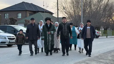 Бүгін екі мәрте Социалистік Еңбек Ері, атақты диқан Ыбырай Жақаев атасының ұрпақтары референдумға қатысып, өз дауларын берді., сурет - Zakon.kz жаңалық 15.03.2026 07:54