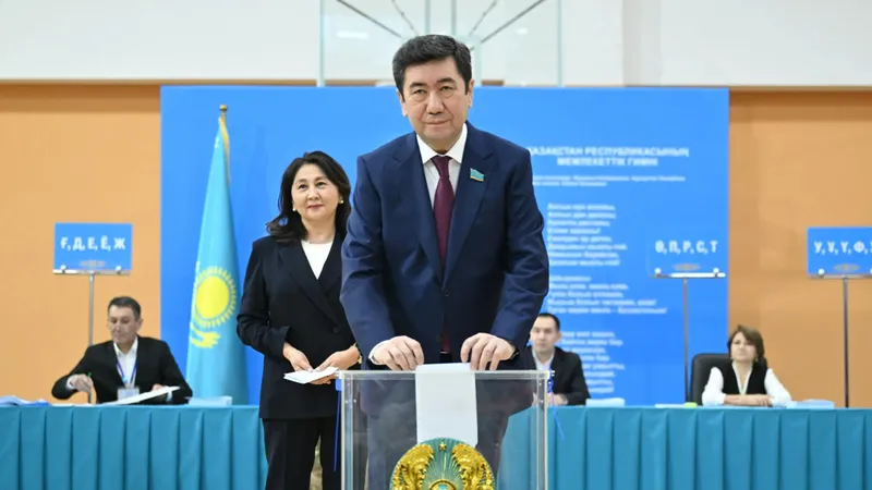 Ерлан Қошанов жаңа Конституция жобасын қабылдау бойынша республикалық референдумда дауыс берді