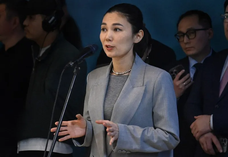 Тоқаев референдумда дауыс бергеннен кейін журналистерге арналған брифинг өткізді, сурет - Zakon.kz жаңалық 15.03.2026 13:01