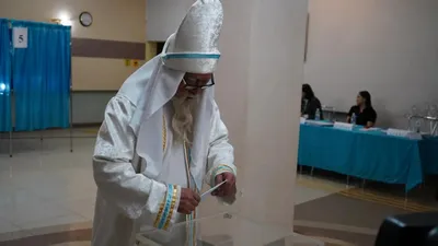 Қостанай қаласындағы сайлау учаскелерінің бірінде ерекше оқиға болды. Береке мен молшылықтың символы саналатын Қыдыр ата тұрғындарға бата беріп, кейін өзі де дауыс беруге қатысты., сурет - Zakon.kz жаңалық 15.03.2026 12:26
