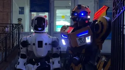 Бамблби мен Оптимус Прайм референдумға келгендерді таңғалдырды, сурет - Zakon.kz жаңалық 15.03.2026 08:48