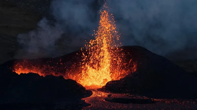 Зәулім ғимараттан да биік: Гавайде рекордтық биіктікке лава атқылады