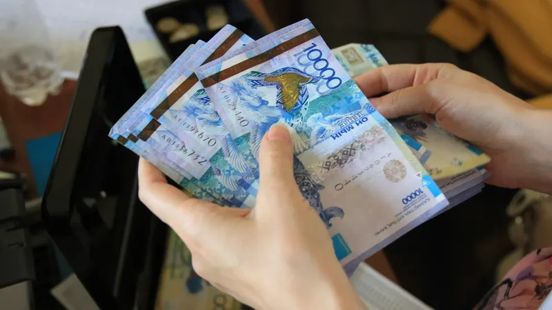 Орал өзгені диплом алуға көмектесемін деп алдаған әйел ұсталды