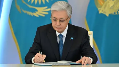 2026 жылғы 15 наурызда қабылданған Қазақстан Республикасының Конституциясын іске асыру жөніндегі шаралар туралы 2026 жылғы 17 наурыз 2026 жылғы 15 наурыздағы республикалық референдумда Қазақстан Республикасы Конституциясының қабылдануына байланысты ҚАУЛЫ ЕТЕМІН:  1. 2026 жылғы 15 наурыздағы республикалық референдумда қабылданған Қазақстан Республикасы Конституциясының (бұдан әрі – Қазақстан Республикасының Конституциясы) мәтіні «Егемен Қазақстан» және «Казахстанская правда» мерзімді баспа басылымдарында жариялансын.  2. 1995 жылғы 30 тамыздағы республикалық референдумда қабылданған Қазақстан Республикасы Конституциясының түпнұсқасы Қазақстан Республикасы Президентінің Архивіне сақтауға тапсырылсын.  3. Қазақстан Республикасы Конституциясының түпнұсқасы Қазақстан Республикасының Президентінде сақталады деп белгіленсін.  4. Орталық референдум комиссиясы Қазақстан Республикасы Конституциясының мәтінін Қазақстан Республикасы нормативтік құқықтық актілерінің эталондық бақылау банкіне орналастыру үшін Қазақстан Республикасы Әділет министрлігінің «Қазақстан Республикасының Заңнама және құқықтық ақпарат институты» шаруашылық жүргізу құқығындағы республикалық мемлекеттік кәсіпорнына жіберуді қамтамасыз етсін.  5. Қазақстан Республикасы Президентінің заң шығару бастамасымен Қазақстан Республикасы Парламенті Мәжілісінің қарауына:  1) «Қазақстан Республикасының Президенті туралы» Конституциялық заң жобасы;  2) «Қазақстан Халық Кеңесі туралы» Конституциялық заң жобасы енгізілетіні айқындалсын.  6. Қазақстан Республикасы Президентінің Әкімшілігі мүдделі мемлекеттік органдармен бірлесіп, осы Жарлықтың 5-тармағында көзделген заңнамалық актілердің жобаларын әзірлеуді және Қазақстан Республикасы Президентінің қарауына енгізуді қамтамасыз етсін.  7. Қазақстан Республикасы Үкіметінің заң шығару бастамасымен Қазақстан Республикасы Парламенті Мәжілісінің қарауына:  1) «Қазақстан Республикасы астанасының мәртебесі туралы» Конституциялық заң жобасы;  2) «Қазақстан Республикасының әкімшілік-аумақтық құрылысы туралы» Конституциялық заң жобасы енгізілетіні айқындалсын.  8. Қазақстан Республикасының Үкіметі, Қазақстан Республикасының орталық және жергілікті мемлекеттік органдары нормативтік құқықтық актілерді Қазақстан Республикасының Конституциясына сәйкес келтіру жөнінде қажетті шаралар қабылдасын.  9. Қазақстан Республикасының Үкіметі 2026 жылғы 7 сәуірге дейін Қазақстан Республикасының Конституциясын ілгерілету жөніндегі жоспарды бекітсін.  10. Осы Жарлықтың орындалуын бақылау Қазақстан Республикасы Президентінің Әкімшілігіне жүктелсін.  11. Осы Жарлық қол қойылған күнінен бастап қолданысқа енгізіледі., сурет - Zakon.kz жаңалық 17.03.2026 14:13