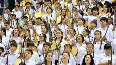 "Almaty Arena" мұз сарайында өткен "Домбыра үні" атты балалар флешмобы рекордпен аяқталды., сурет - Zakon.kz жаңалық 17.03.2026 16:36