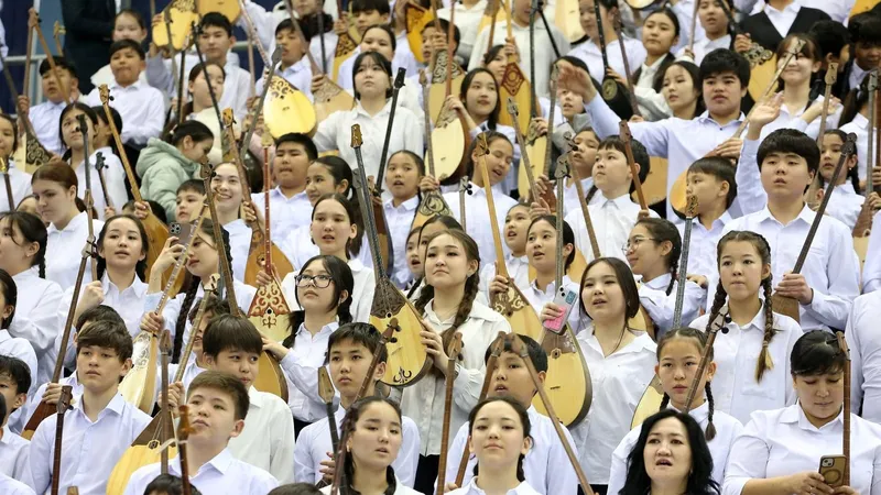 Алматыда 11 500 домбырашы Наурыз мейрамының құрметіне ұлттық рекорд орнатты