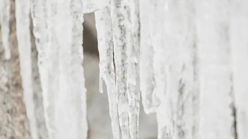Ресейде мұз кесектері екі нәрестенің өмірін қия жаздады