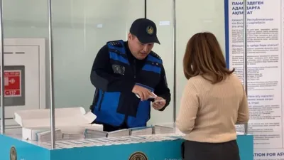 "Заң және тәртіп" тұжырымдамасы аясында ішкі істер министрлігінің бастамасымен көліктегі полиция департаментінің қызметкерлері Астана қаласының халықаралық әуежайында шетелдік азаматтарды ақпараттандыруға бағытталған акция өткізді, сурет - Zakon.kz жаңалық 20.03.2026 14:22