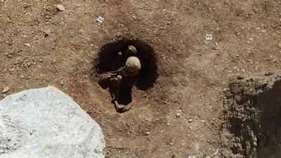 Францияда ойын алаңынан ерекше жерленген қаңқа табылды, сурет - Zakon.kz жаңалық 20.03.2026 12:40