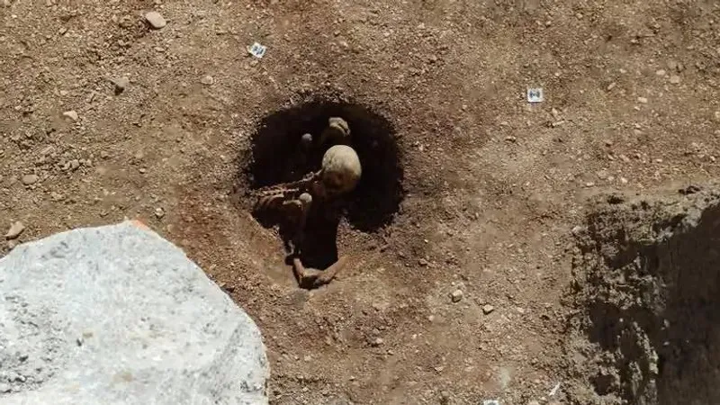 Францияда ойын алаңынан ерекше жерленген қаңқа табылды