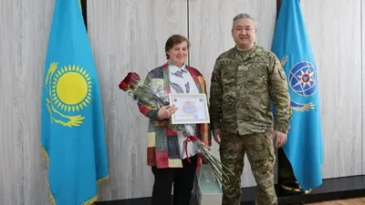 Павлодарда 4 км жаяу жүріп, қарлы боранда көліктер тізбегін алып шыққан "қаһарман әйел" марапатталды, сурет - Zakon.kz жаңалық 20.03.2026 11:35