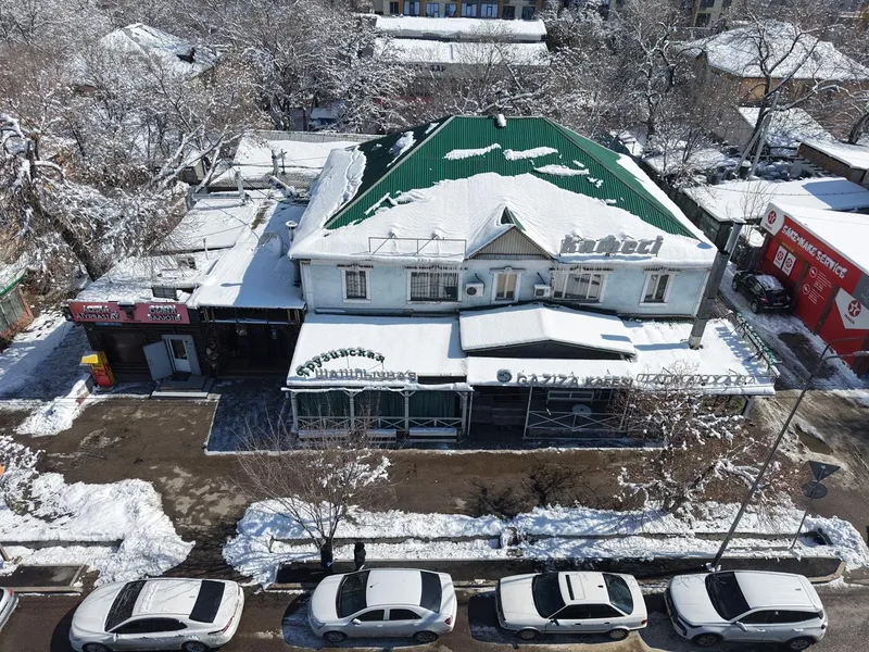 Алматыда заңсыз салынған дәмхана бұзылып жатыр