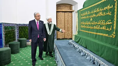  Мемлекет басшысы Түркістан облысына жұмыс сапарымен барды.  Қасым-Жомарт Тоқаевтың өңірге сапары түркі дүниесінің рухани әрі тарихи-мәдени ескерткіштерінің бірі, ЮНЕСКО-ның Бүкіләлемдік мұралар тізіміне енген Қожа Ахмет Ясауи кесенесіне зиярат етуден басталды.  Мемлекет басшысы кесене аумағында жерленген ғұлама Қожа Ахмет Ясауи мен басқа да әйгілі тарихи тұлғалардың рухына тағзым етті., сурет - Zakon.kz жаңалық 21.03.2026 11:33